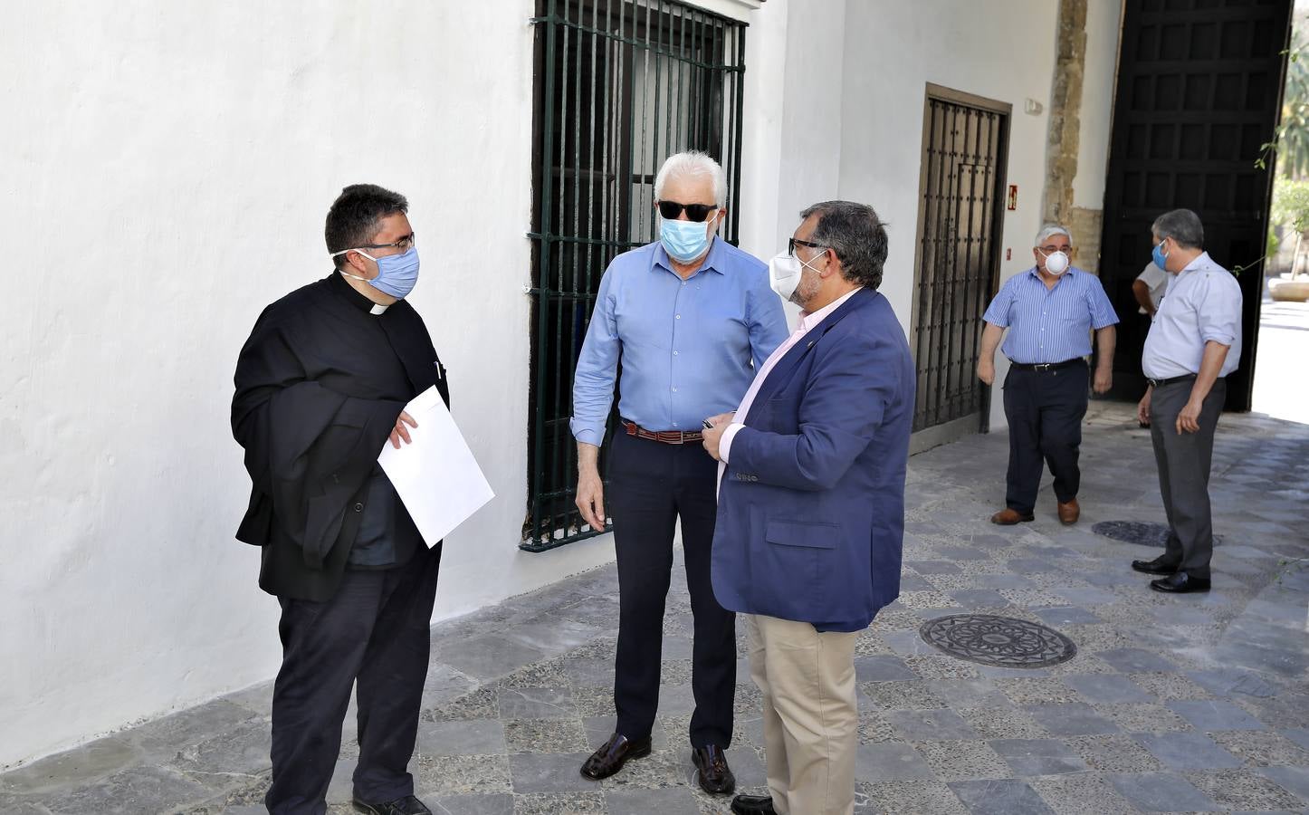 En imágenes, la asamblea de hermanos mayores aprueba el plan del Consejo sobre las sillas