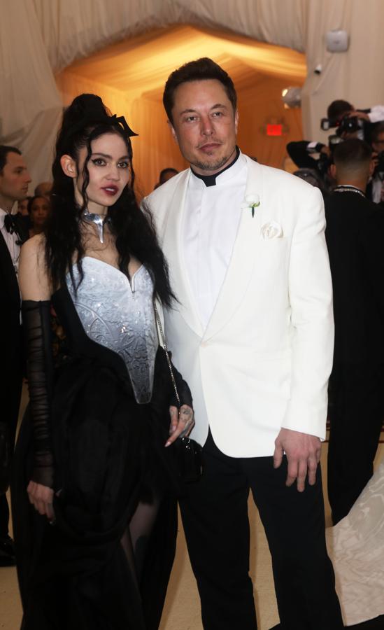 Elon Musk, un excéntrico millonario. Dentro del panorama de los negocios existen dos tipos de empresarios: los que quieren hacer una fortuna y vivir de ella y los que no. Dentro del segundo grupo uno si hay uno que destaca por sus excentricidades es Elon Musk. El fundador de Tesla ya fue noticia recientemente por el nombre elegido para el hijo que ha tenido con la cantante Grimes, X Æ A-12, que se ha visto obligado a cambiar.