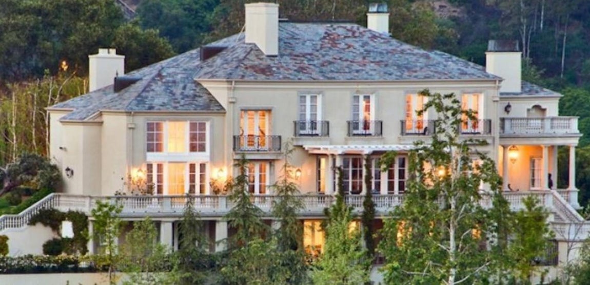 Una de las casas fue adquirida en 2012. La siguiente casa corresponde a la mansión que adquirió en el 2012 por 17 millones de dólares, una propiedad de casi 2.000 metros cuadrados construida en los años 90 bajo un estilo más clásico.