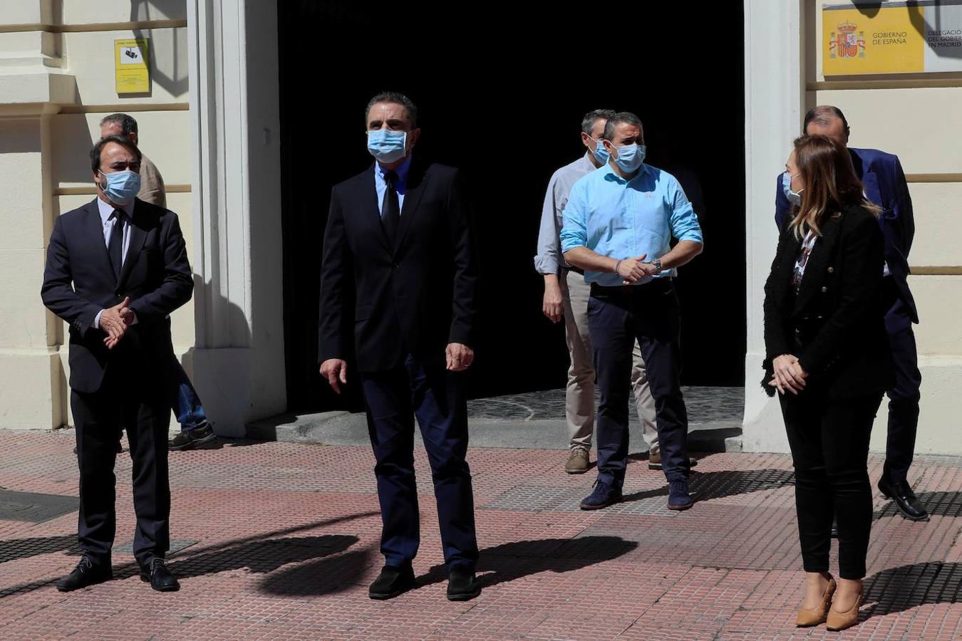 El delegado del Gobierno en Madrid, José Manuel Franco (2i), durante el minuto de silencio. 