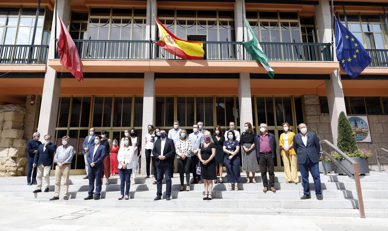 En imágenes, el minuto de silencio en varias instituciones de Córdoba por las víctimas del Covid-19