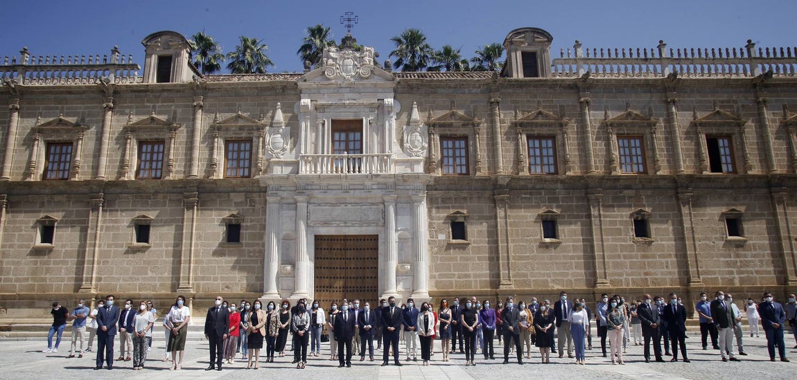Minuto de silencio por las víctimas del Covid-19 en las instituciones andaluzas