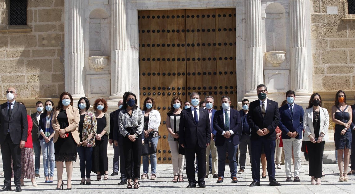 Minuto de silencio por las víctimas del Covid-19 en las instituciones andaluzas