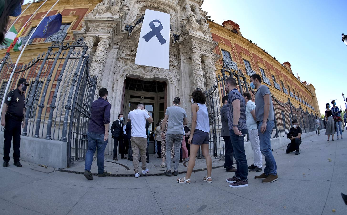 Minuto de silencio por las víctimas del Covid-19 en las instituciones andaluzas