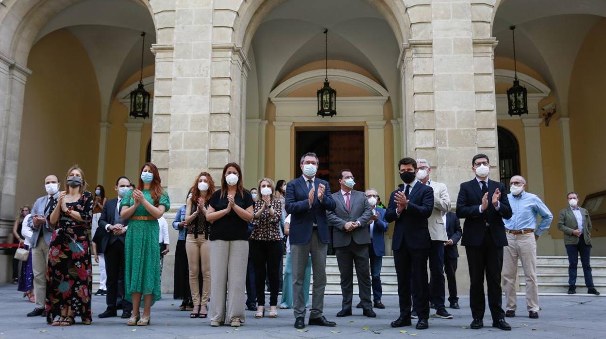 El homenaje del Ayuntamiento de Sevilla a las víctimas del coronavirus