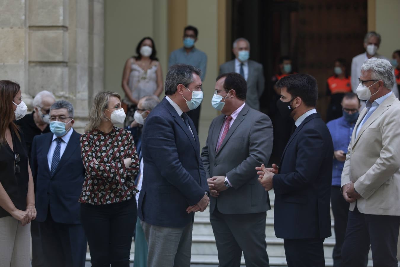 El homenaje del Ayuntamiento de Sevilla a las víctimas del coronavirus