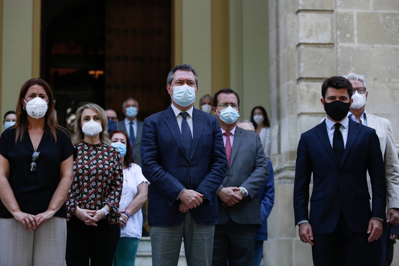 El homenaje del Ayuntamiento de Sevilla a las víctimas del coronavirus