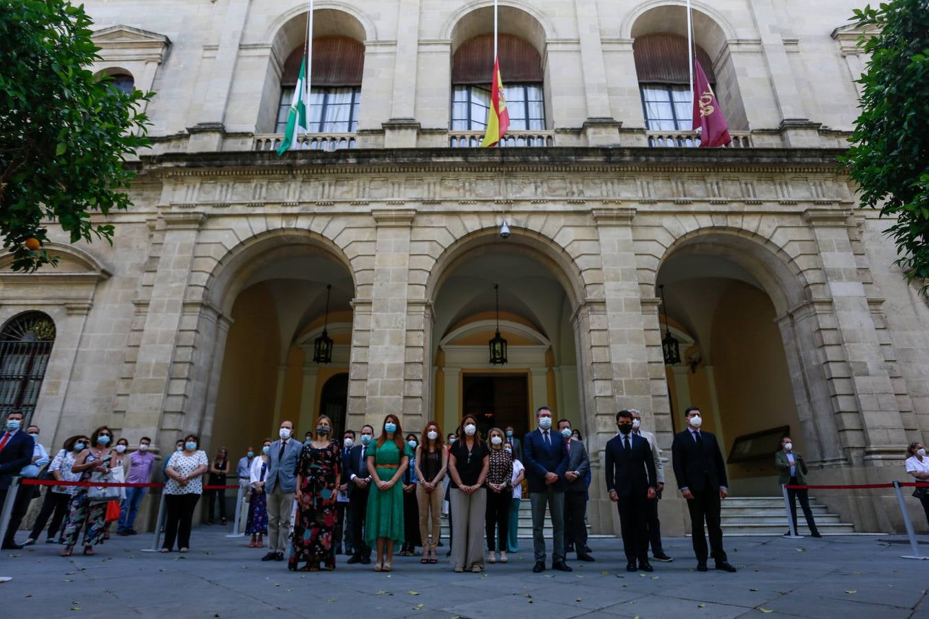 El homenaje del Ayuntamiento de Sevilla a las víctimas del coronavirus