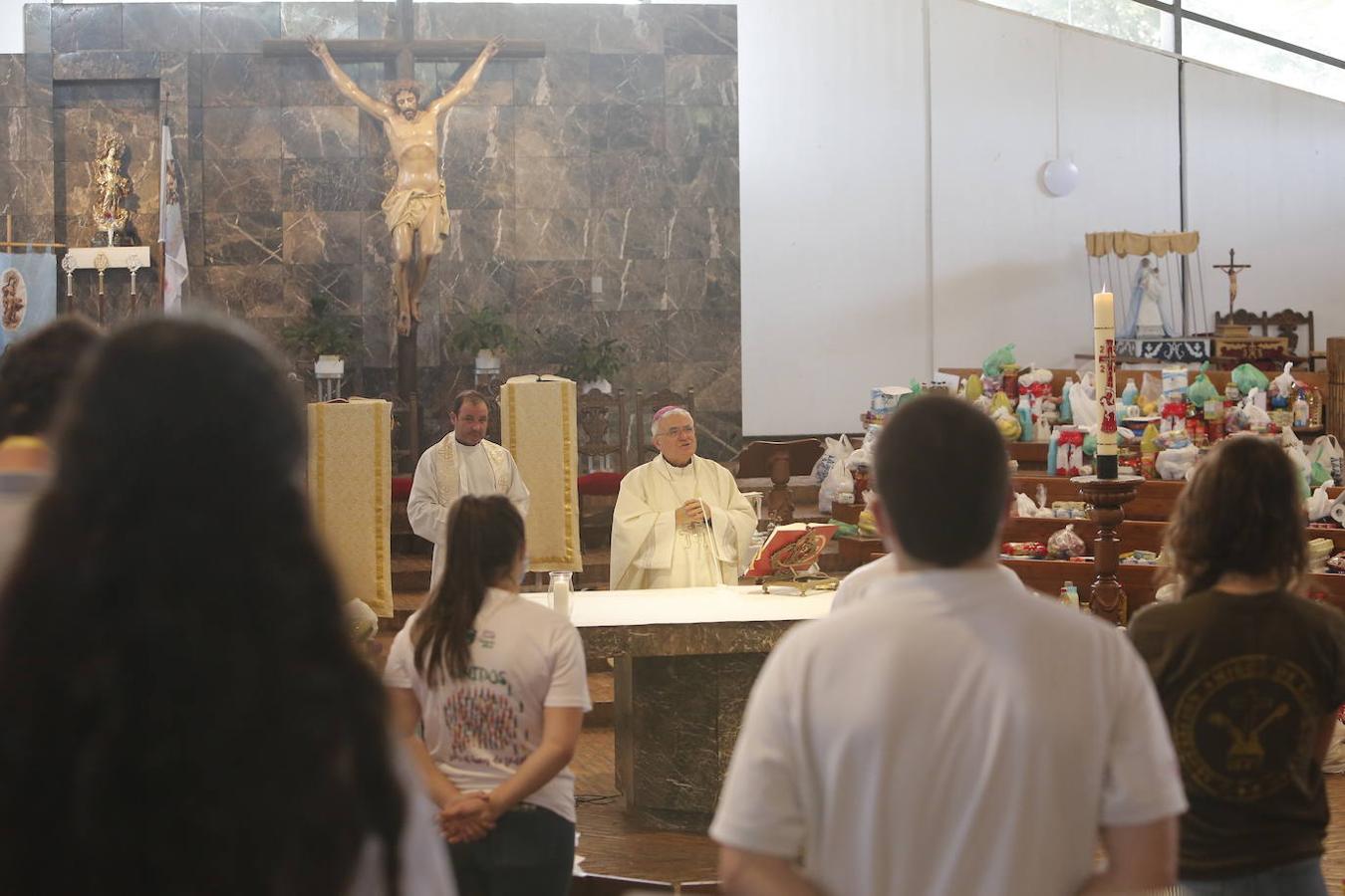 La visita del obispo al Parque Figueroa de Córdoba, en imágenes
