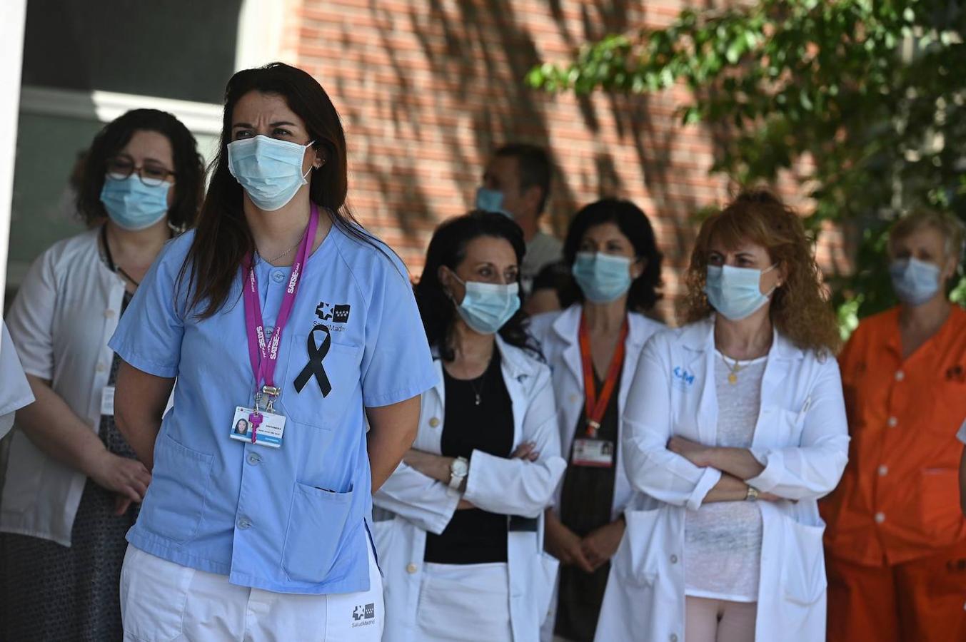 Sanitarios del Hospital de Alcalá de Henares guardan un minuto de silencio. 