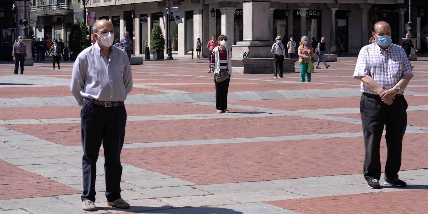 Un centenar de personas han participado en el minuto de silencio que se ha celebrado en la plaza Mayor de Valladolid. 