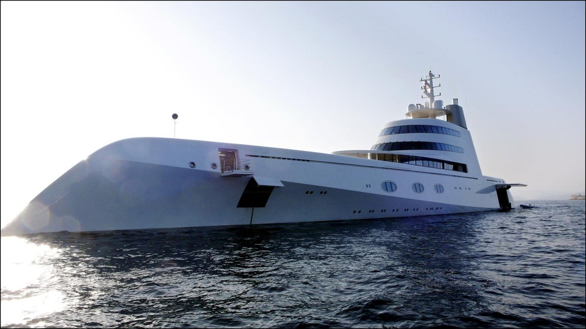 "Dilbar",su otro capricho. Este otro modelo, el “Dilbar” con un aire más futurista y 156 metros de eslora tampoco deja indiferente a nadie.