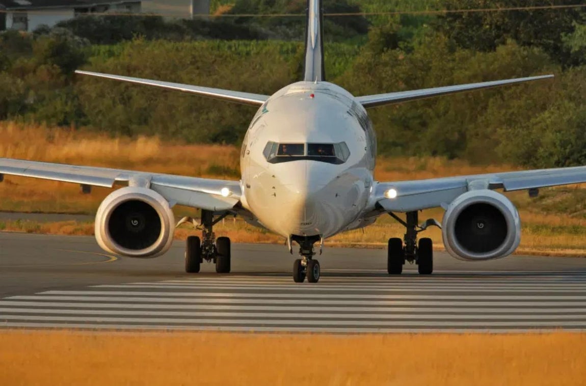 Un lujo para recorrer el mundo. Aviones, yates, coches, motos… No importa si se habla de tierra, mar o aire, lo que está claro es que el mundo del motor es susceptible de reflejar el lujo a la perfección. Si a las mejores prestaciones tecnológicas se les suma la labor de customización para rendirlos más exclusivos el resultado es exquisito. Uno de los últimos ejemplos de opulencia y extravagancia viene de la mano de esta aeronave, un Boeing 767-33A ER cuya construcción fue un encargo de Hawaiian Airlines conocido como “The Bandit”.
