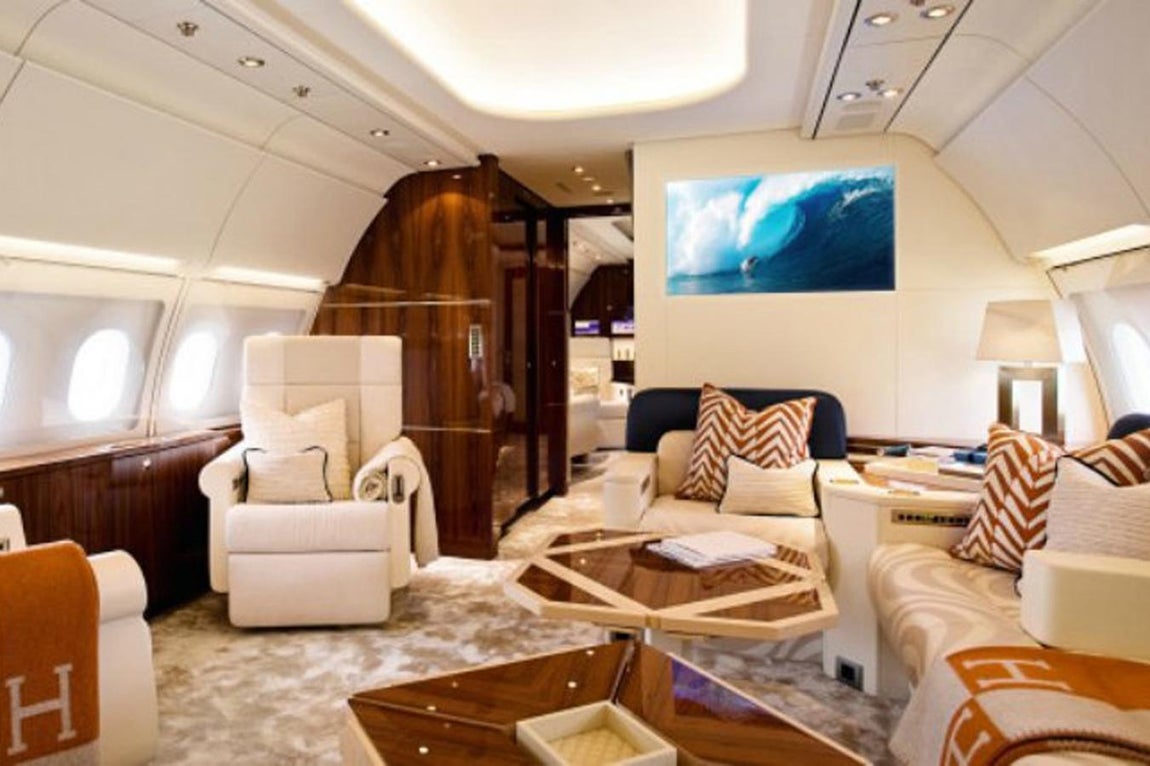 Capacidad para 300 personas. No hay que olvidar que la capacidad de este tipo de aviones supera las 300 personas, pero en este caso han decidido prescindir de gran parte de los asientos para poder realizar una casa a bordo con todo lujo de detalles.