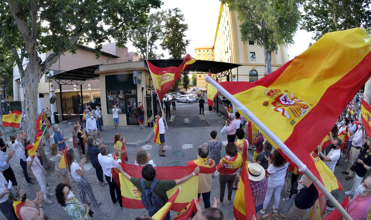 Apoyo al coronel destituido de la Guardia Civil Pérez de los Cobos