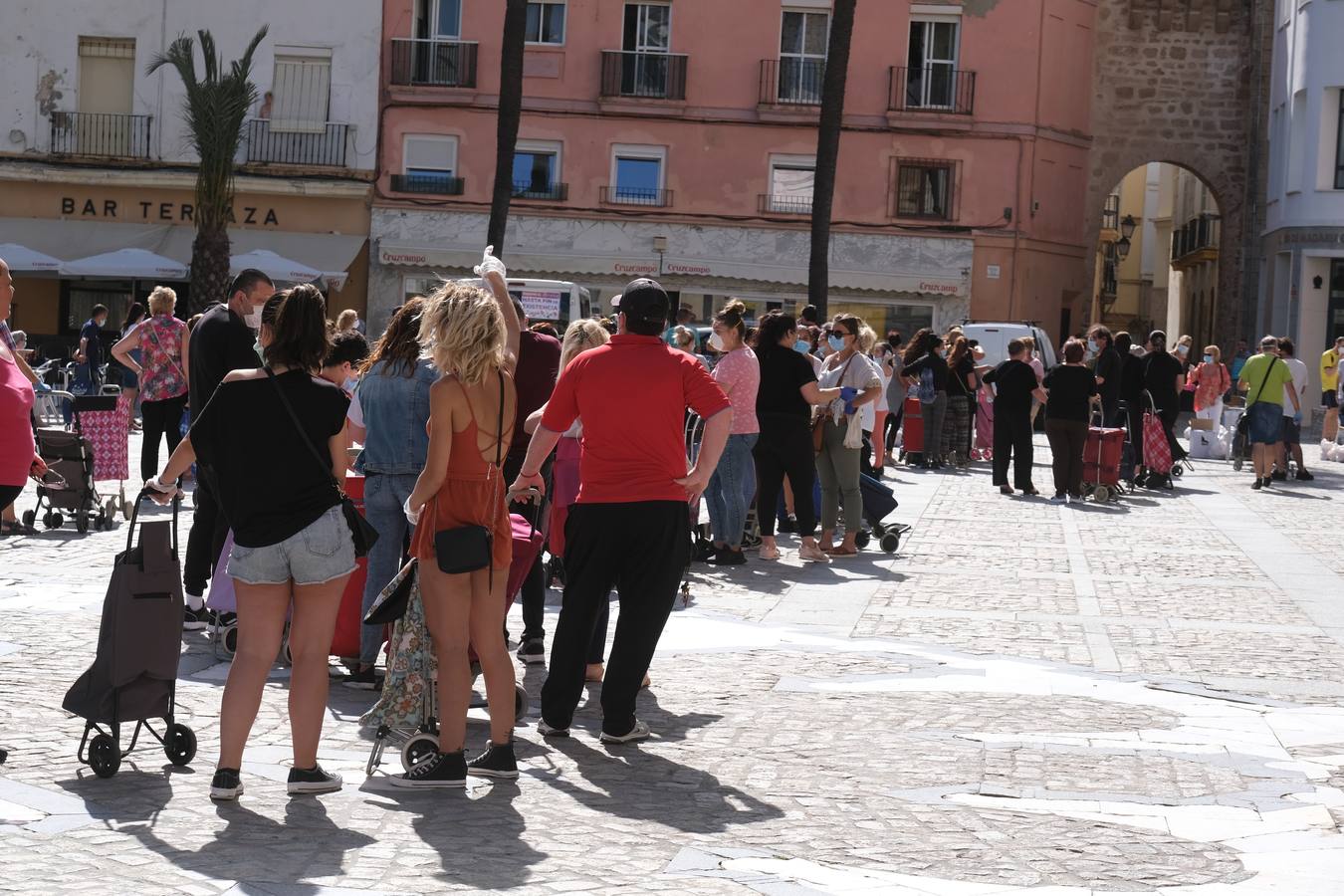 Fotos: Las llamadas colas del hambre llegan a Cádiz