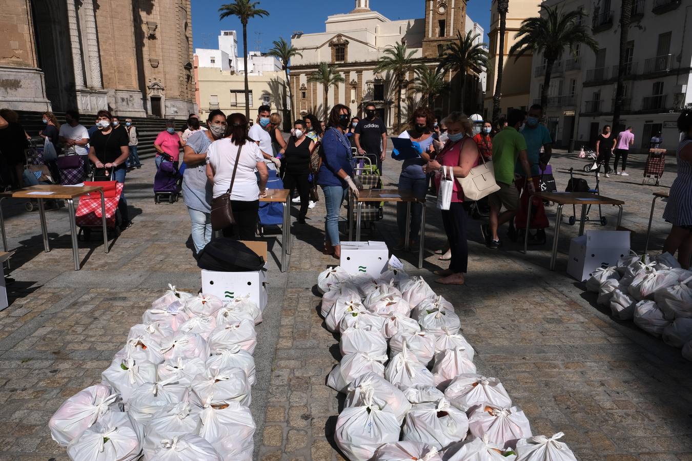 Fotos: Las llamadas colas del hambre llegan a Cádiz