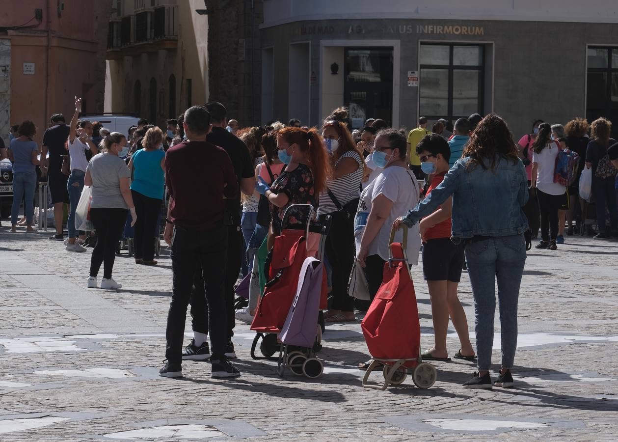 Fotos: Las llamadas colas del hambre llegan a Cádiz