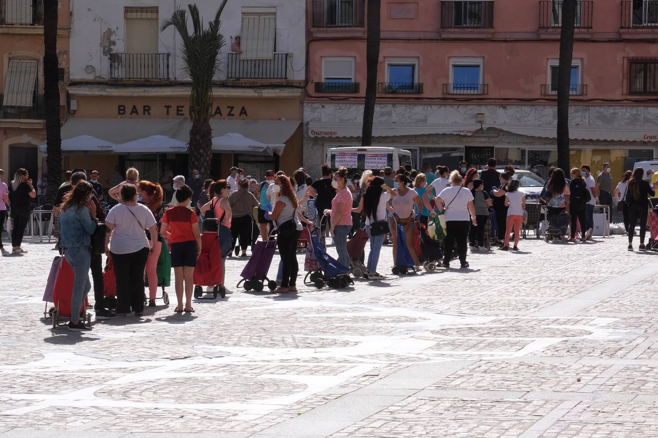 Fotos: Las llamadas colas del hambre llegan a Cádiz