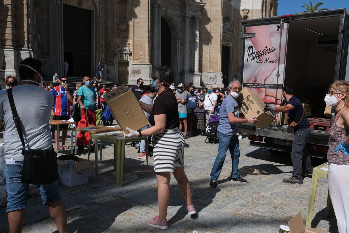 Fotos: Las llamadas colas del hambre llegan a Cádiz