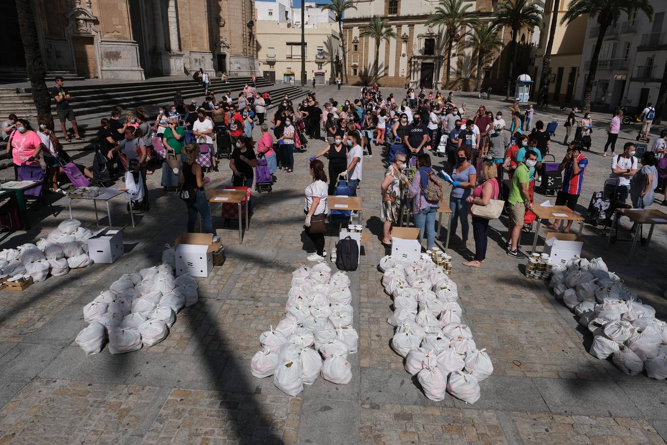 Fotos: Las llamadas colas del hambre llegan a Cádiz