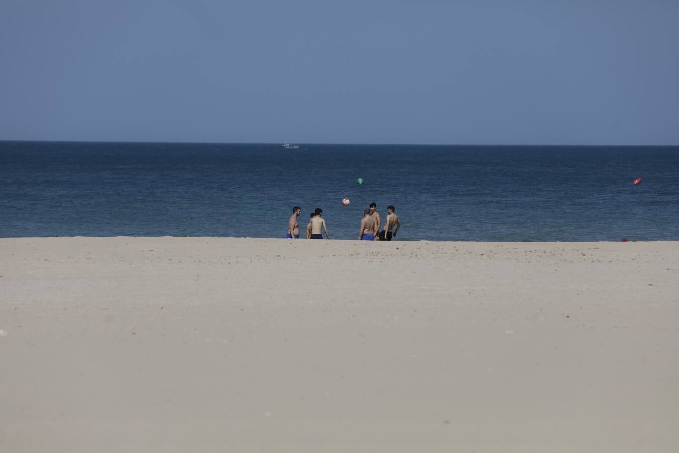 Primer baño entre máquinas en las playas de Cádiz capital