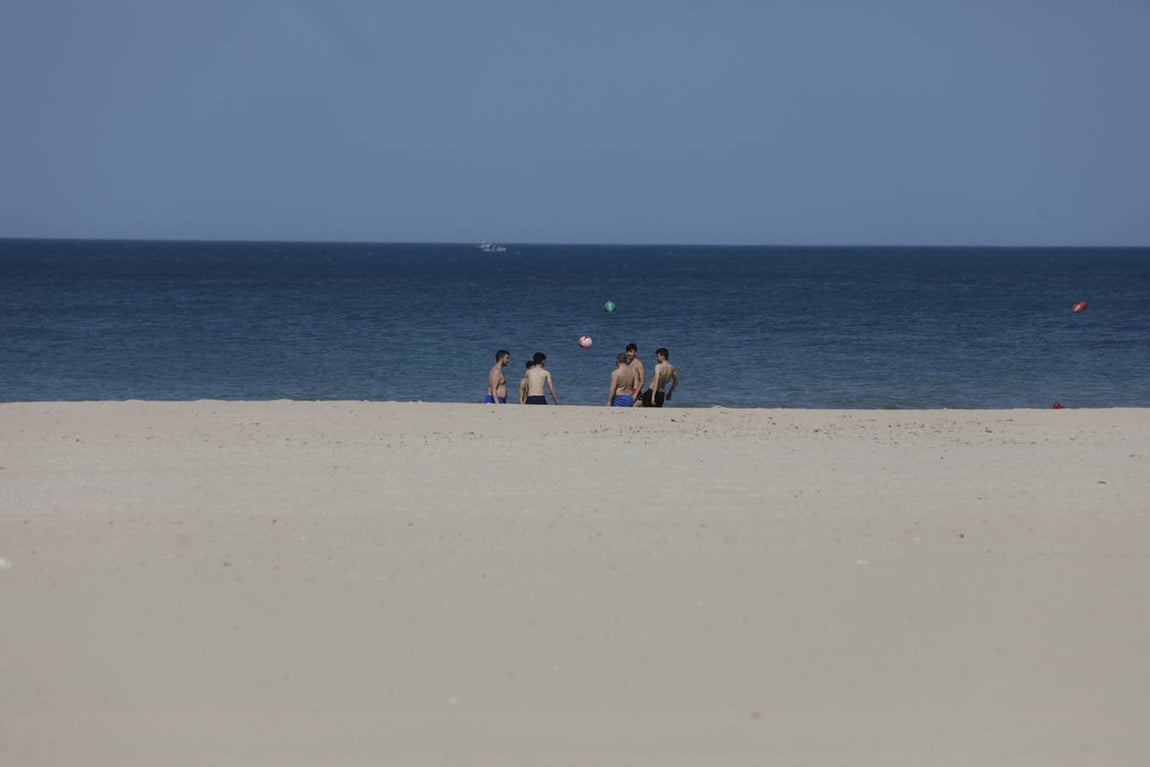 Primer baño entre máquinas en las playas de Cádiz capital