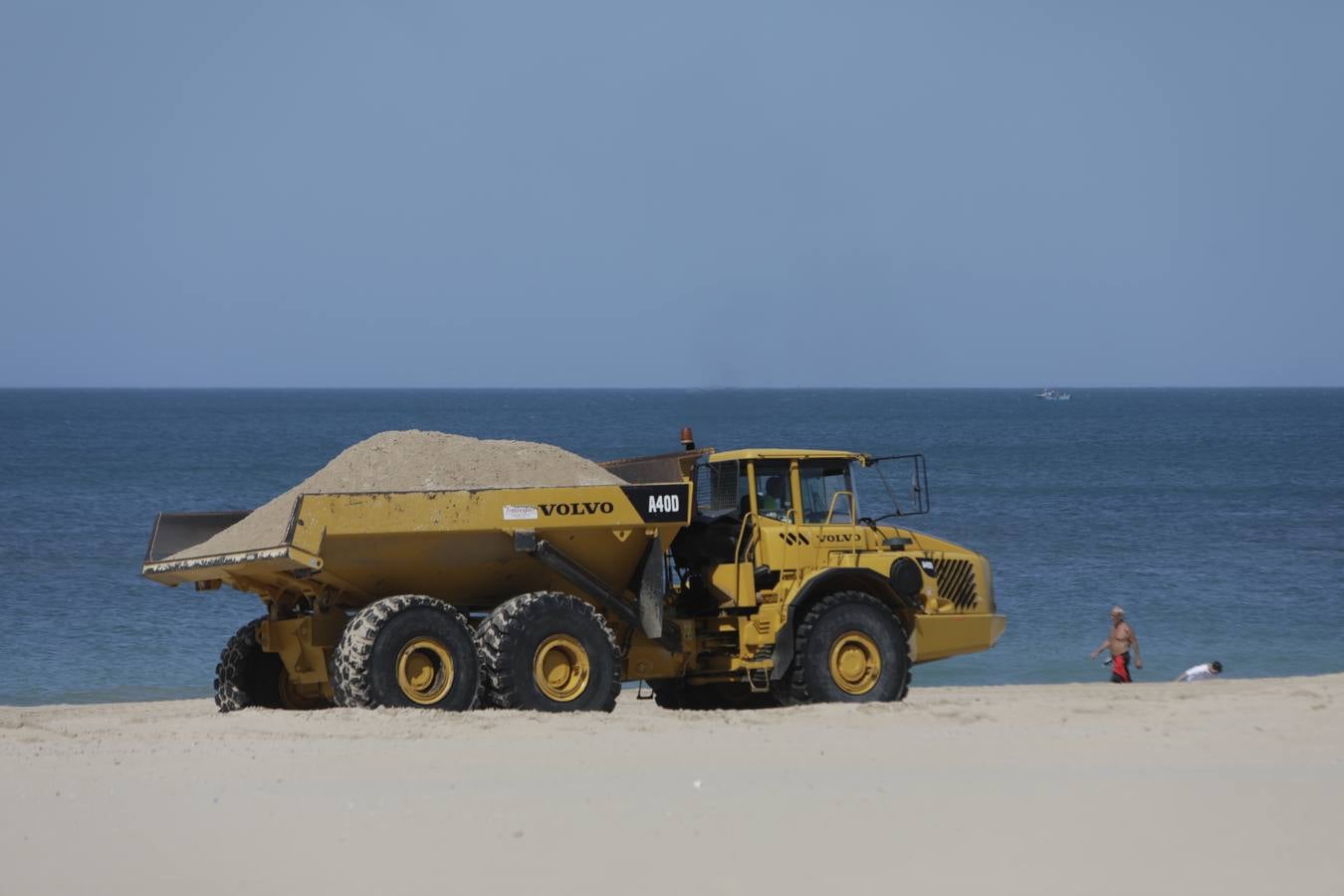 Primer baño entre máquinas en las playas de Cádiz capital