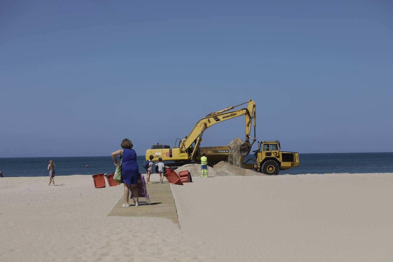 Primer baño entre máquinas en las playas de Cádiz capital