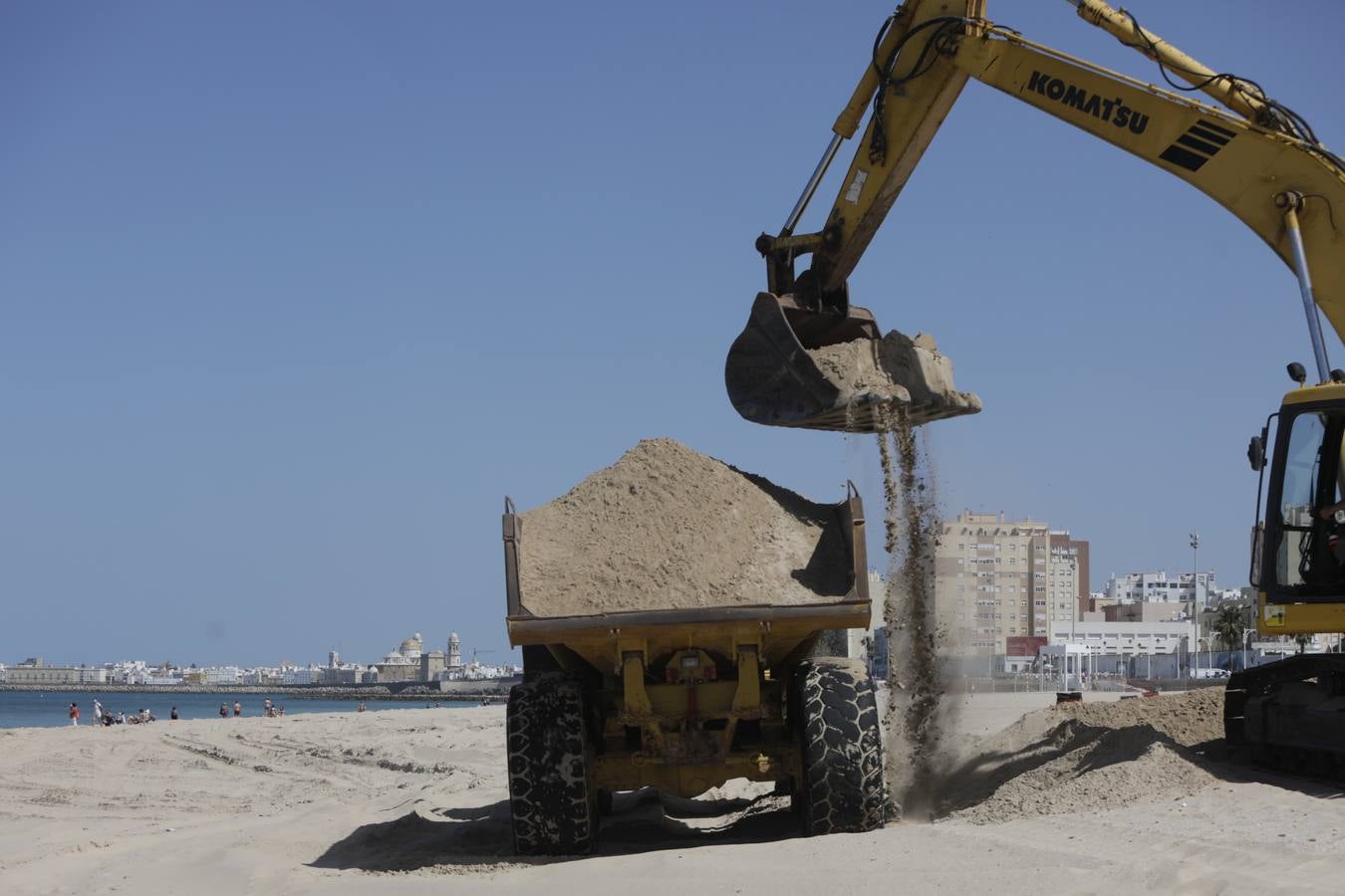 Primer baño entre máquinas en las playas de Cádiz capital