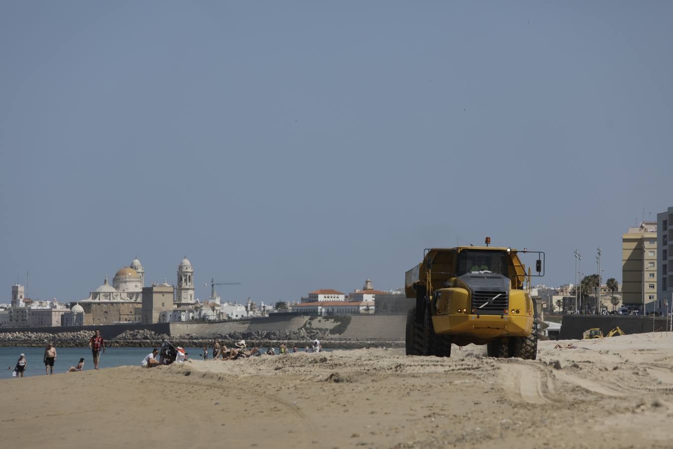 Primer baño entre máquinas en las playas de Cádiz capital