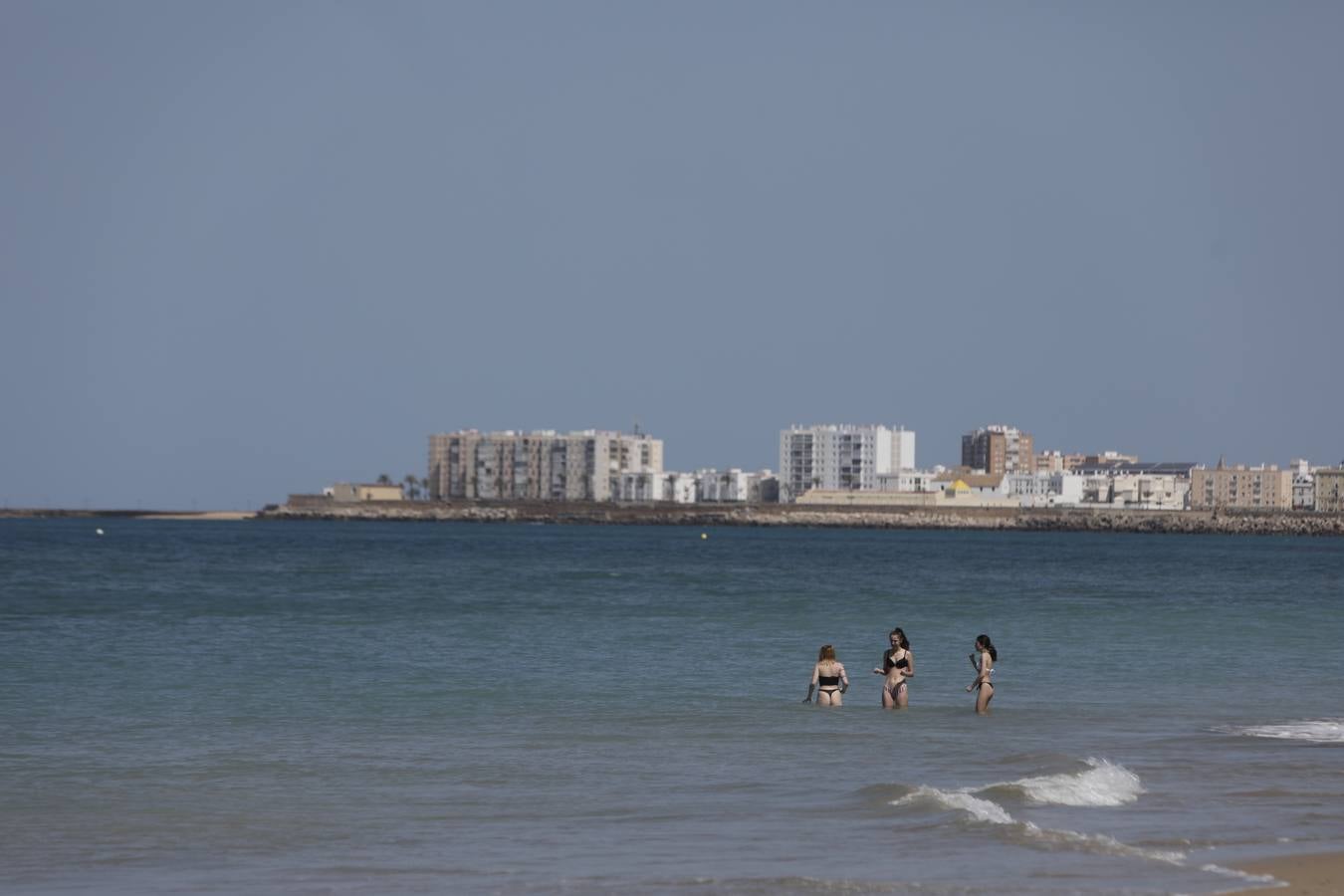 Primer baño entre máquinas en las playas de Cádiz capital