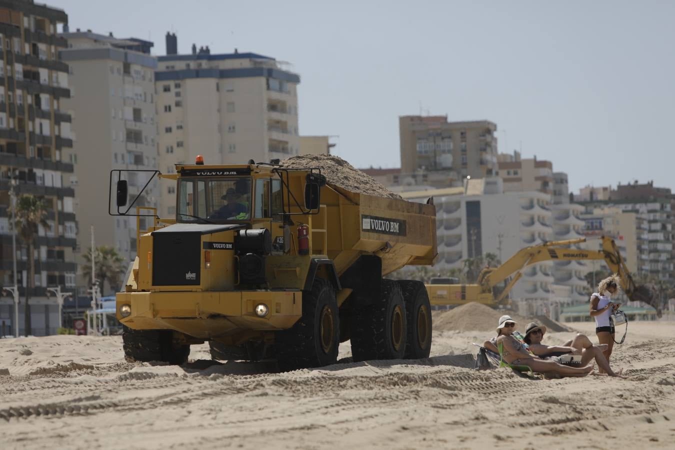 Primer baño entre máquinas en las playas de Cádiz capital