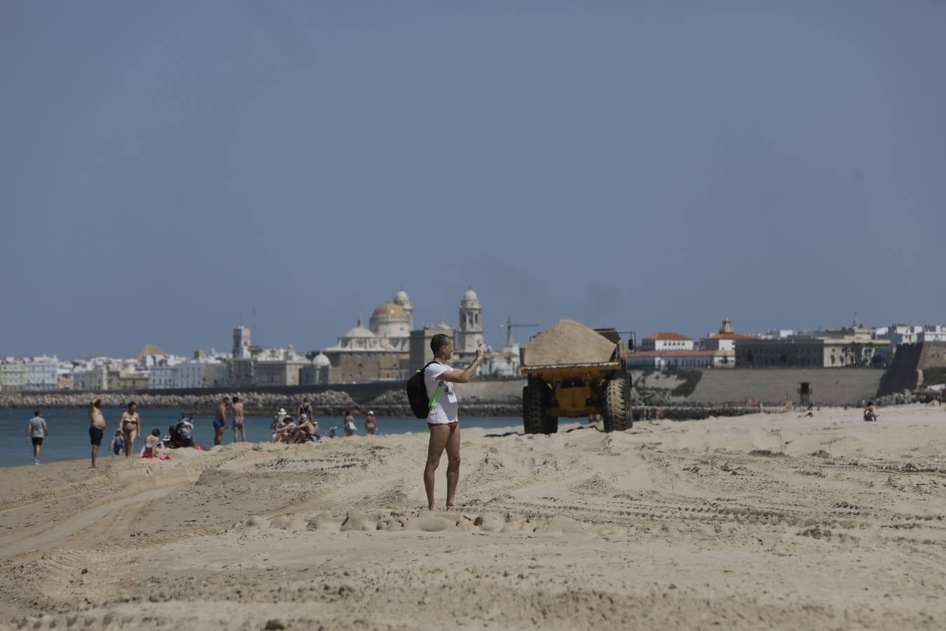 Primer baño entre máquinas en las playas de Cádiz capital