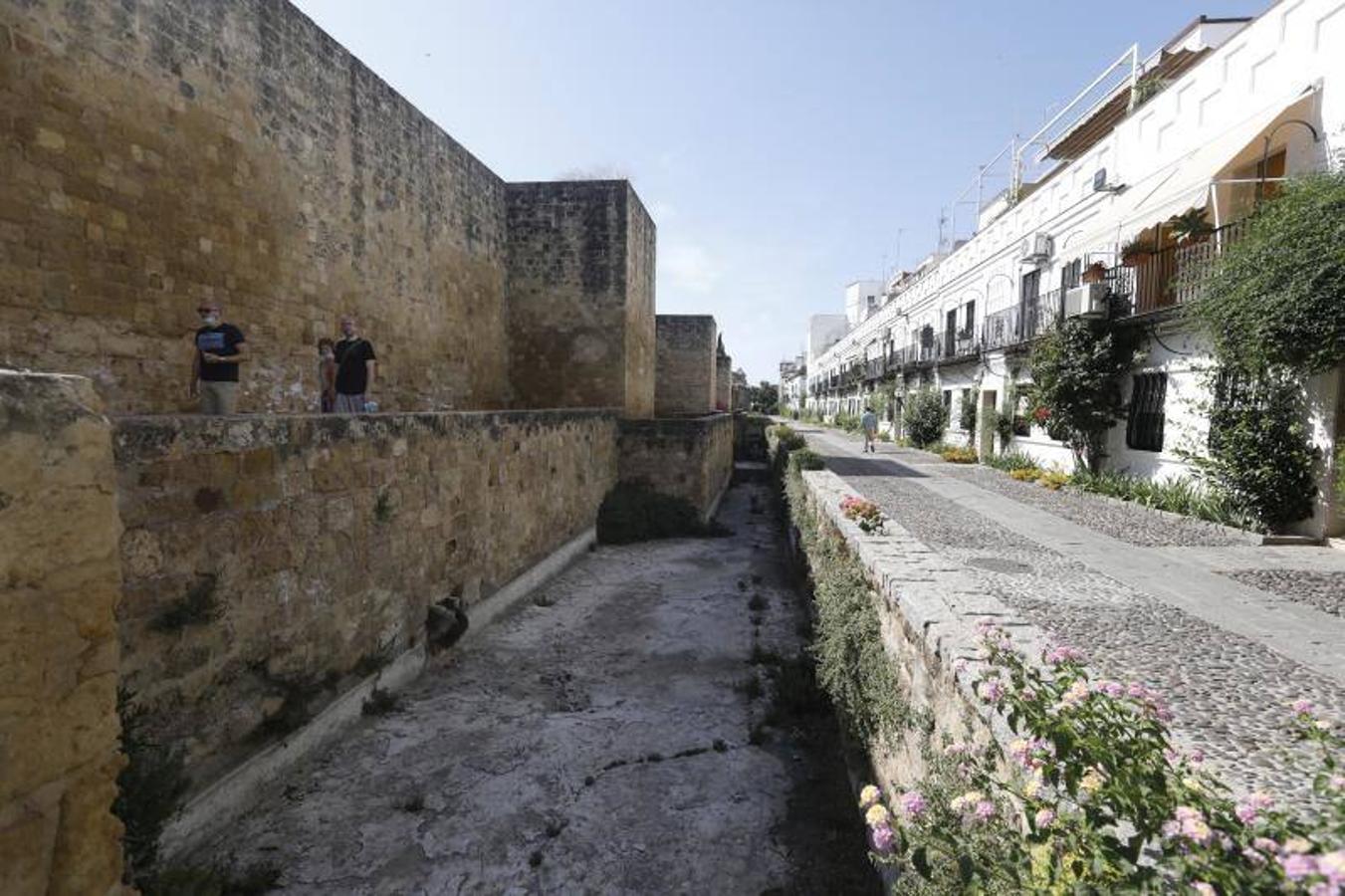 El foso y el entorno de la calle Cairuán de Córdoba, en imágenes