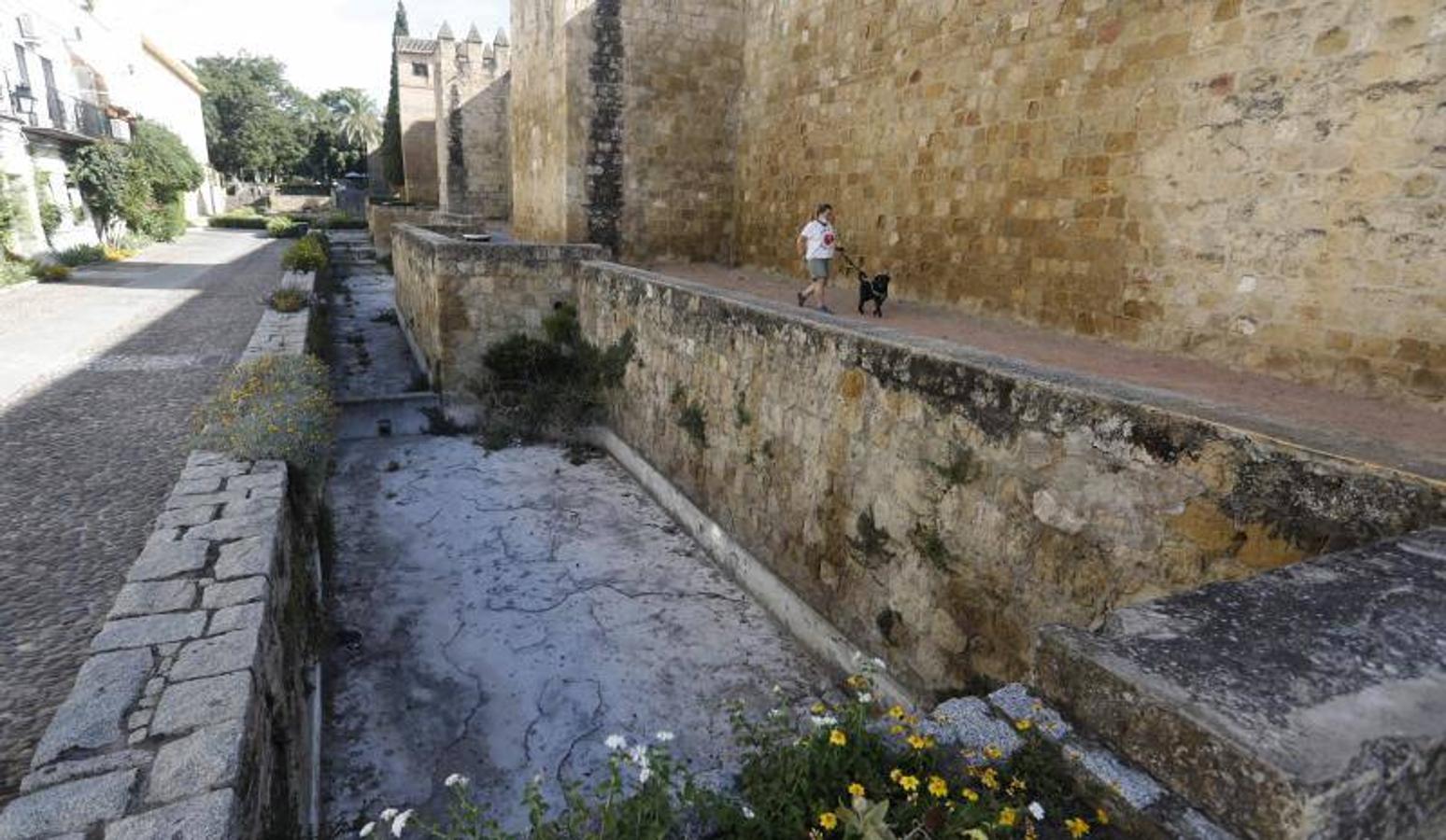 El foso y el entorno de la calle Cairuán de Córdoba, en imágenes