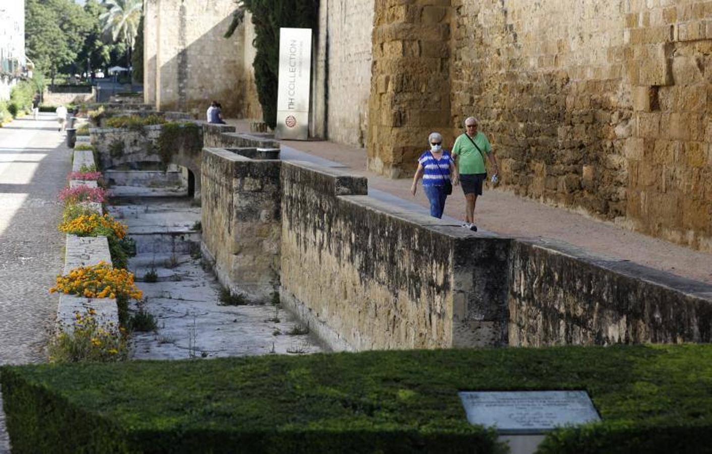 El foso y el entorno de la calle Cairuán de Córdoba, en imágenes