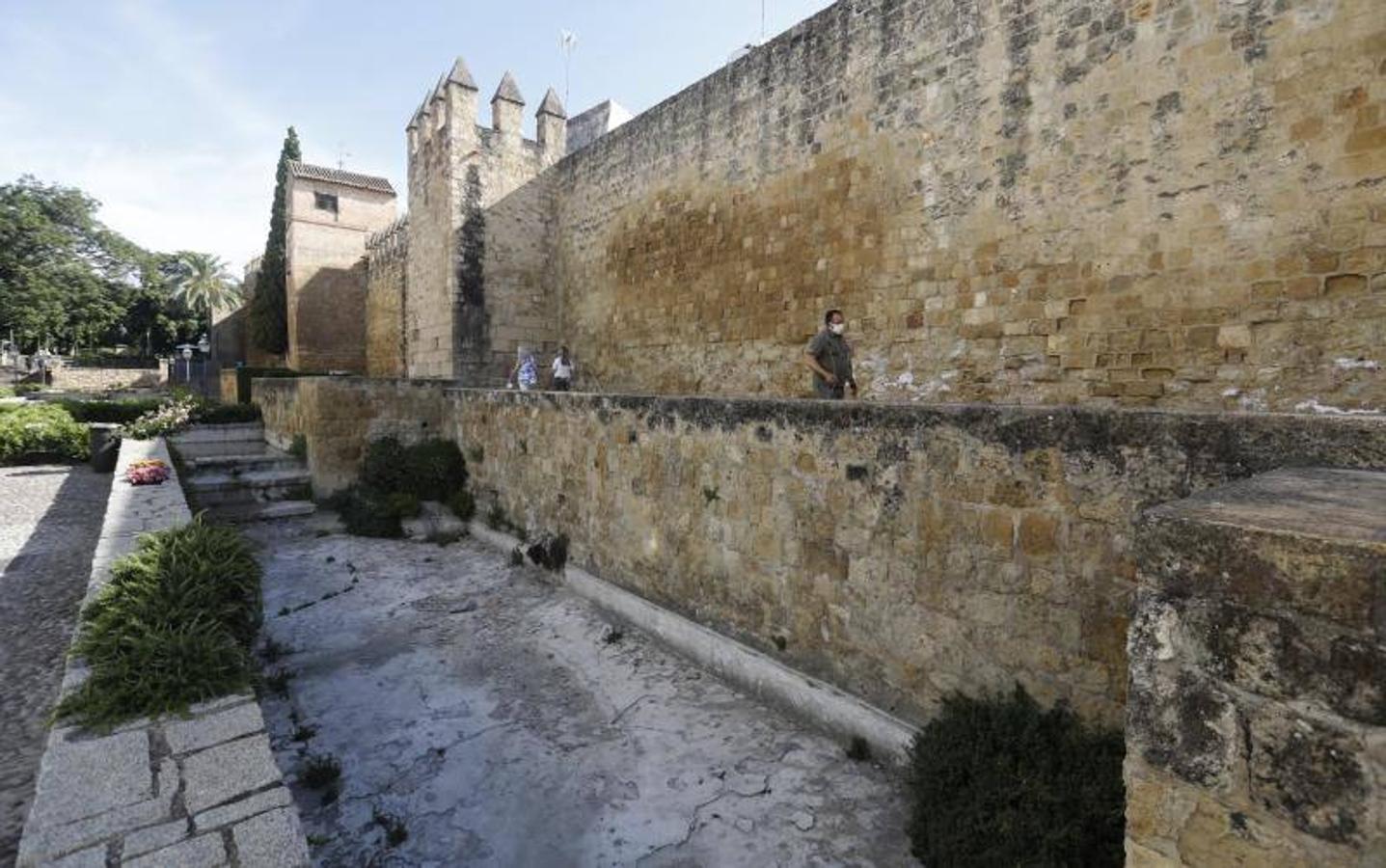 El foso y el entorno de la calle Cairuán de Córdoba, en imágenes