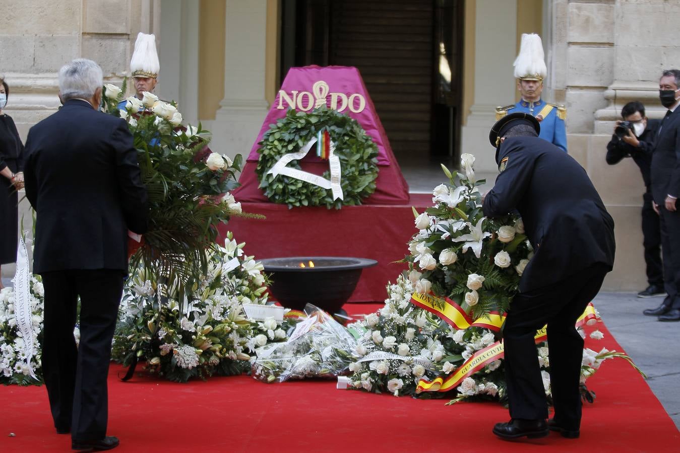 El homenaje de Sevilla a las víctimas del coronavirus en el día de San Fernando (I)