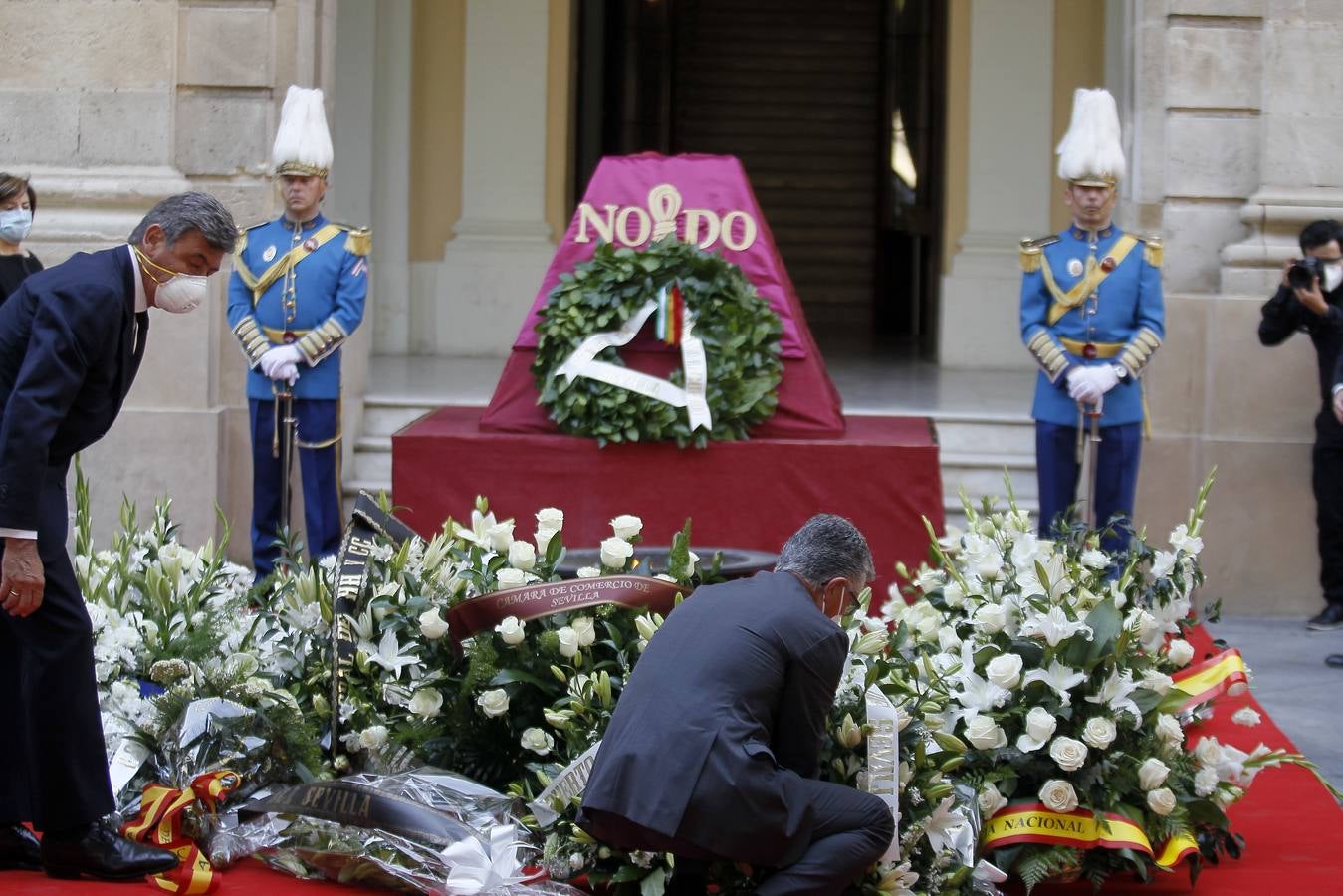 El homenaje de Sevilla a las víctimas del coronavirus en el día de San Fernando (I)