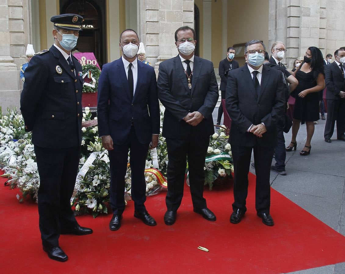 El homenaje de Sevilla a las víctimas del coronavirus en el día de San Fernando (I)