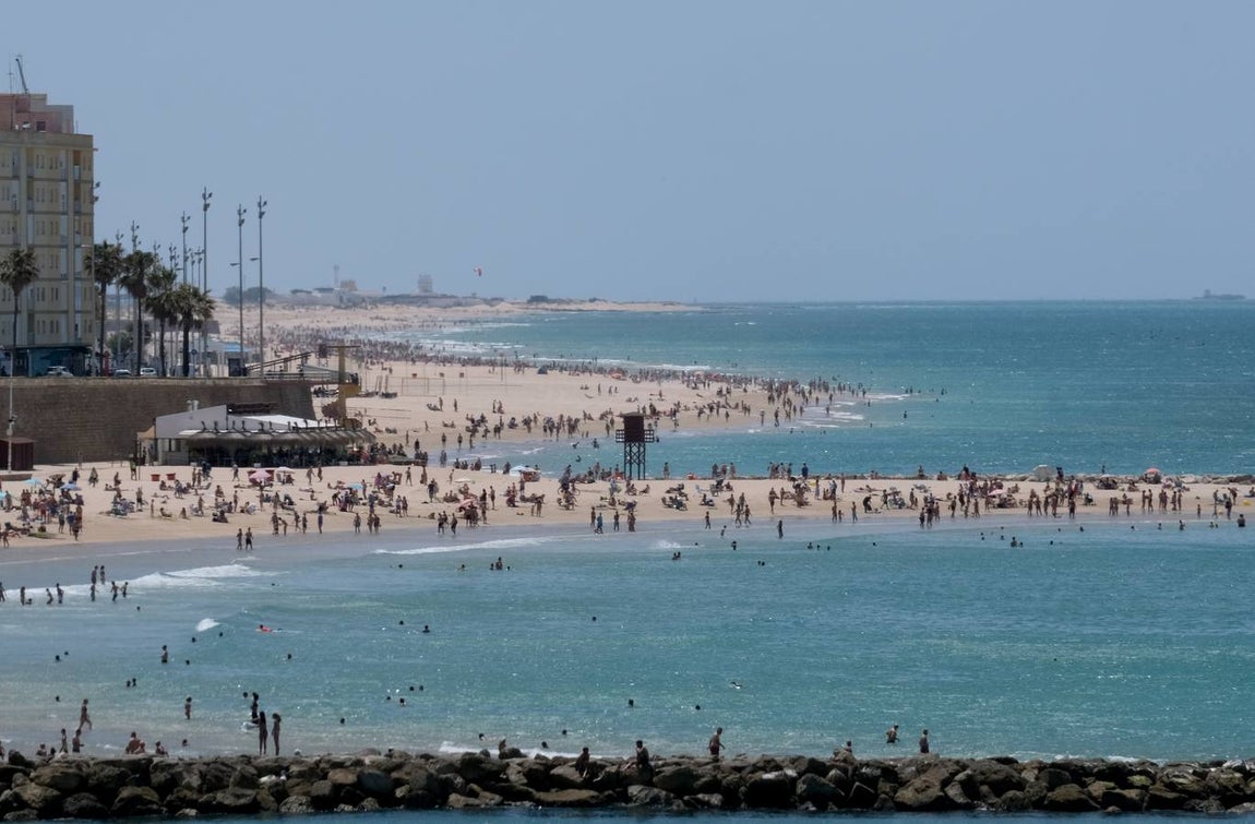 Fotos: El levante no puede con las ganas de playa en Cádiz