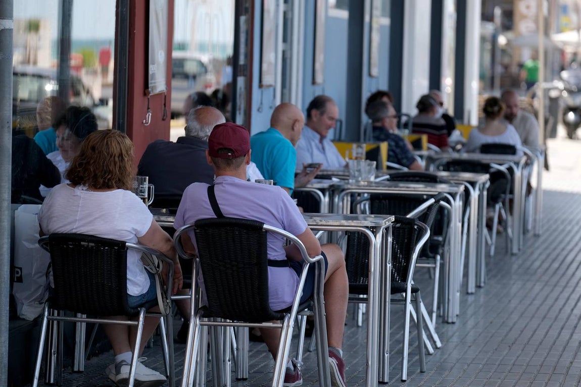 Fotos: El levante no puede con las ganas de playa en Cádiz