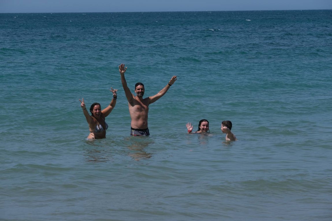 Fotos: El levante no puede con las ganas de playa en Cádiz