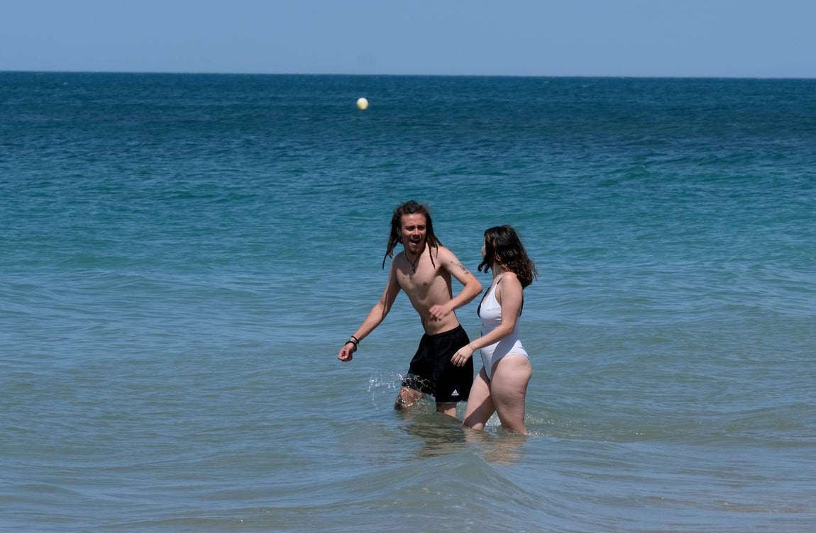 Fotos: El levante no puede con las ganas de playa en Cádiz