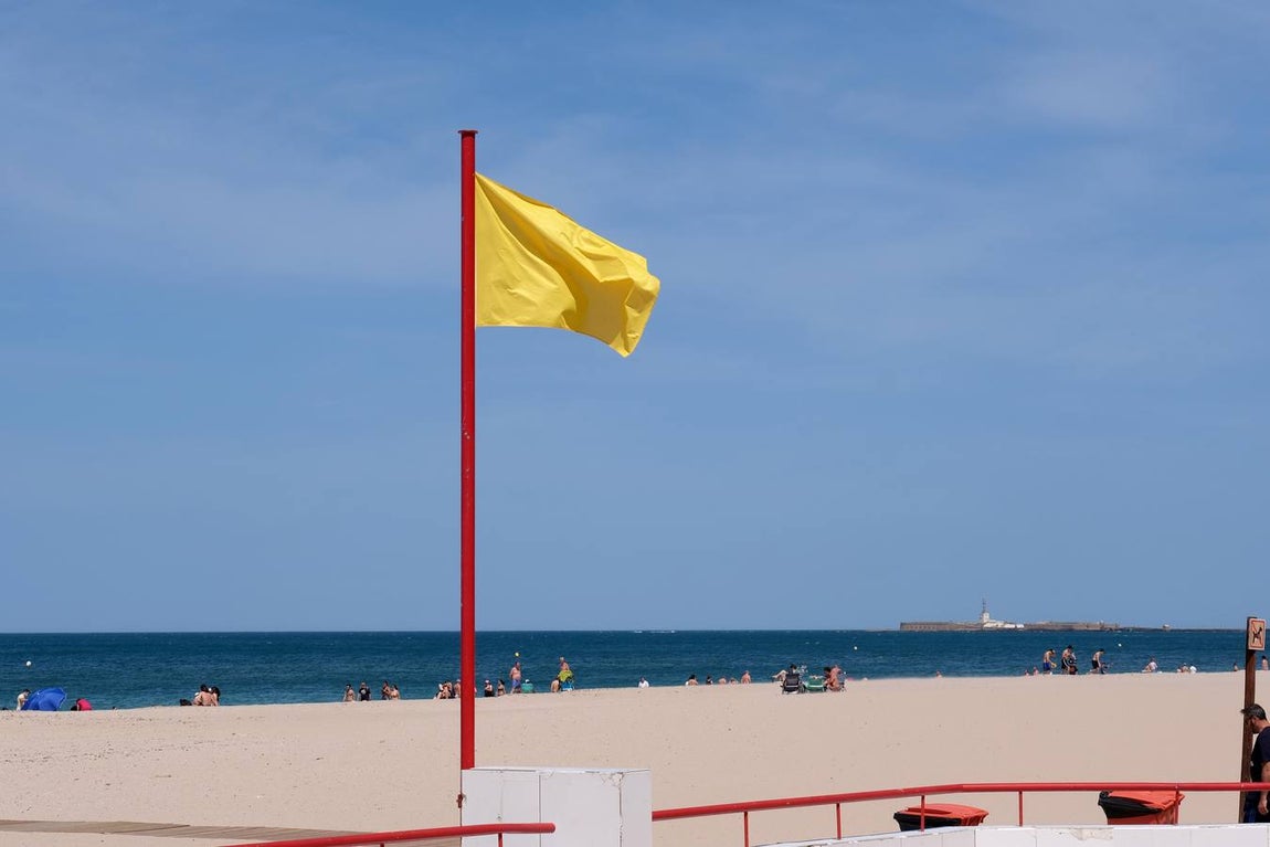 Fotos: El levante no puede con las ganas de playa en Cádiz