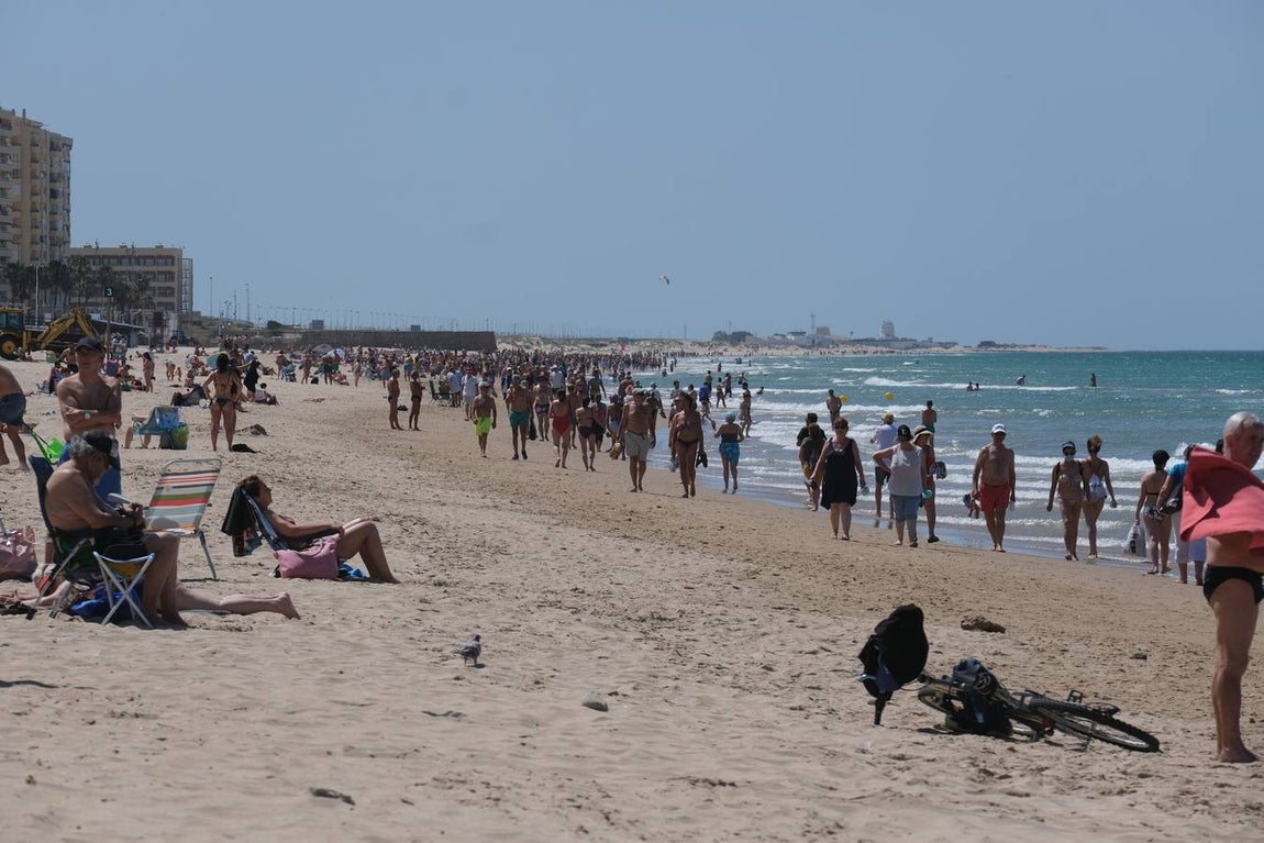 Fotos: El levante no puede con las ganas de playa en Cádiz