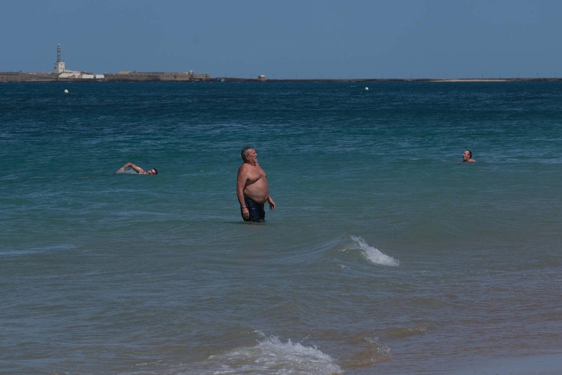 Fotos: El levante no puede con las ganas de playa en Cádiz