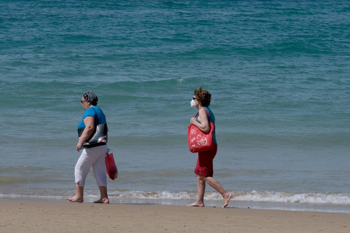 Fotos: El levante no puede con las ganas de playa en Cádiz