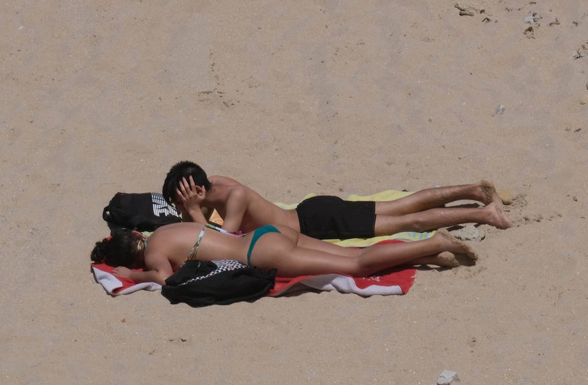 Fotos: El levante no puede con las ganas de playa en Cádiz